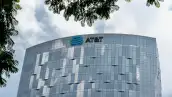 Foto del logo de AT&T sobre el edificio de oficinas corporativas. 