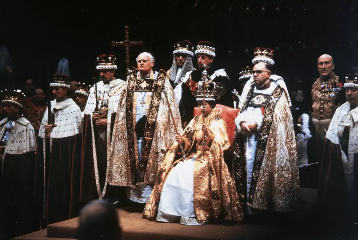 La reina Isabel II corona