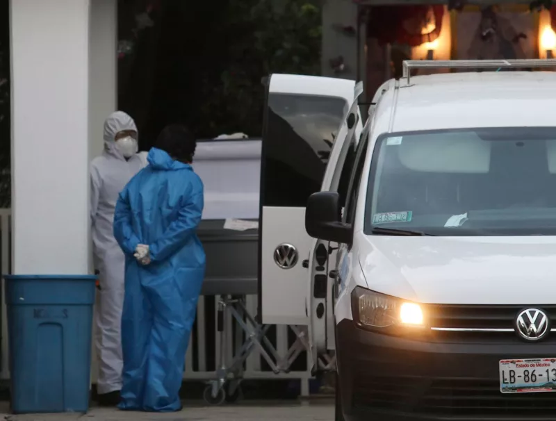 FOTO Personal médico entregó el cuerpo de un paciente de muerte a causa de Covid-19 a una familiar en el área de Patología del Hospital General la Villa