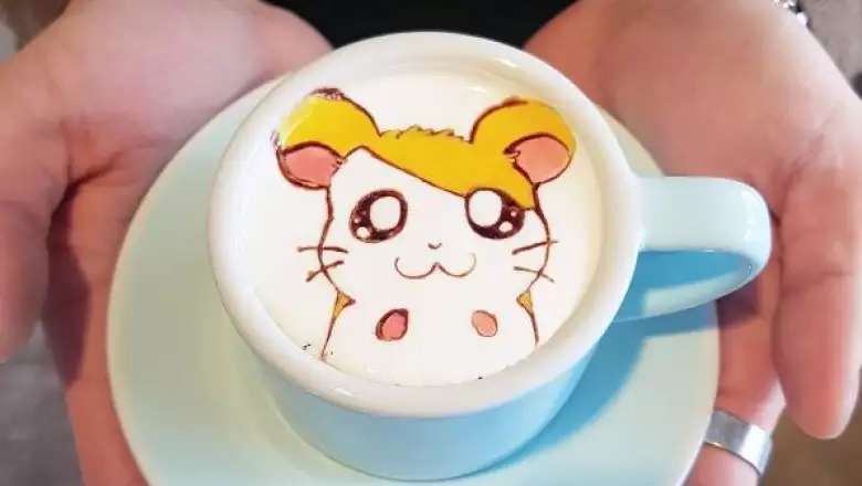 Un camarero surcoreano replica grandes obras de arte en pequeñas tazas de café