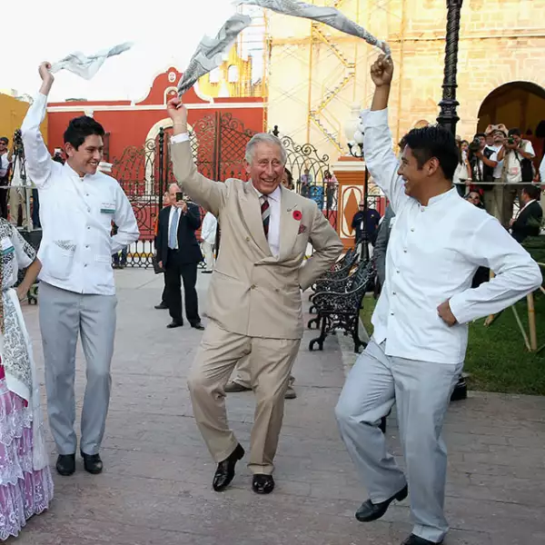 De manera inesperada el príncipe tomó el pañuelo y siguió los pasos de los bailarines, lo que provocó un estallido de aplausos, porras y gritos.