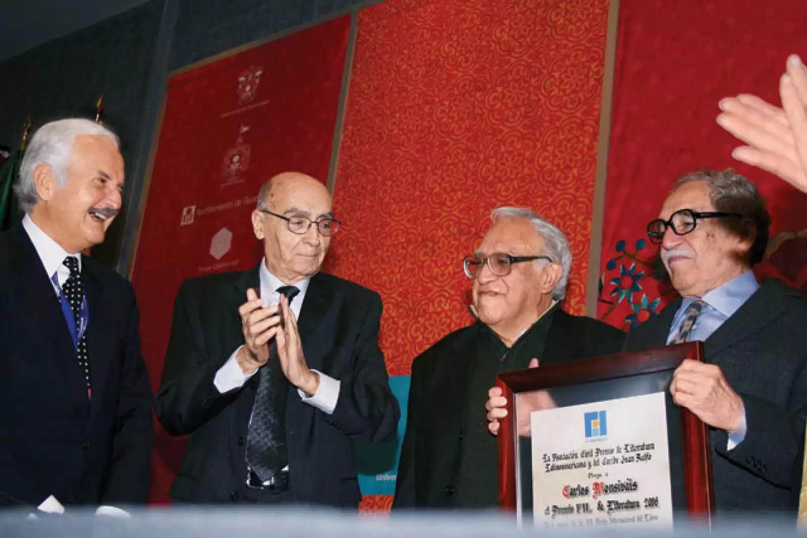 Con Carlos Fuentes, José Saramago, Carlos Monsiváis, durante la FIL 2006