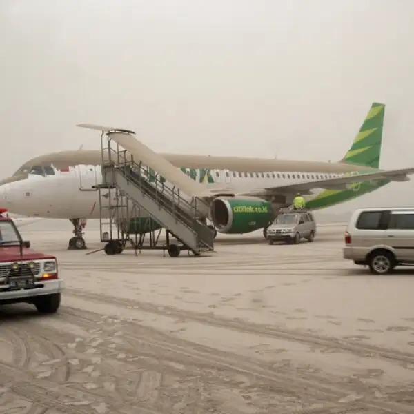 avion lleno de ceniza