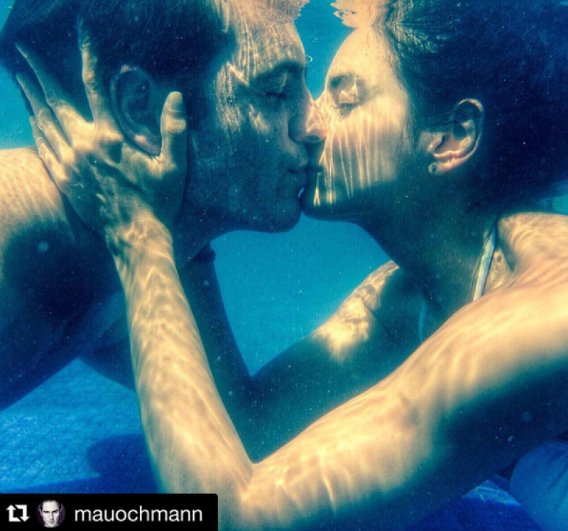 Con iun beso bajo el agua se reencuentra la pareja tras semanas de trabajo.