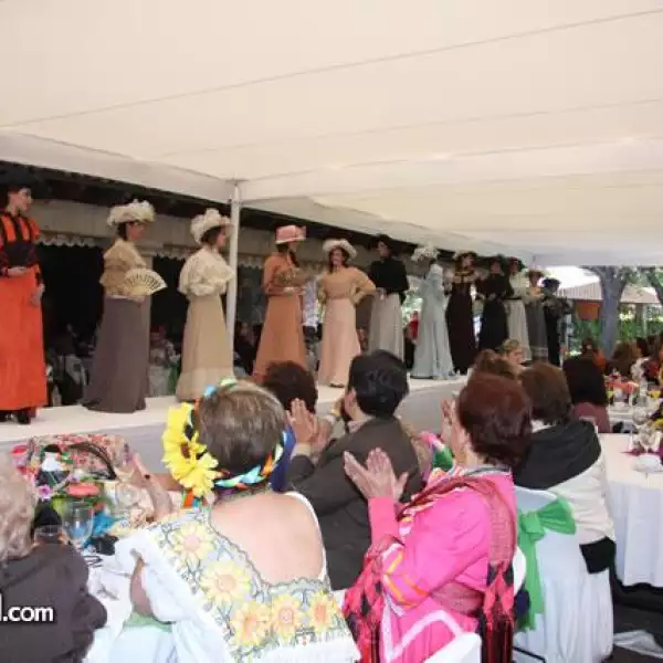 Desayuno Homenaje Desfile trajes de ?ca