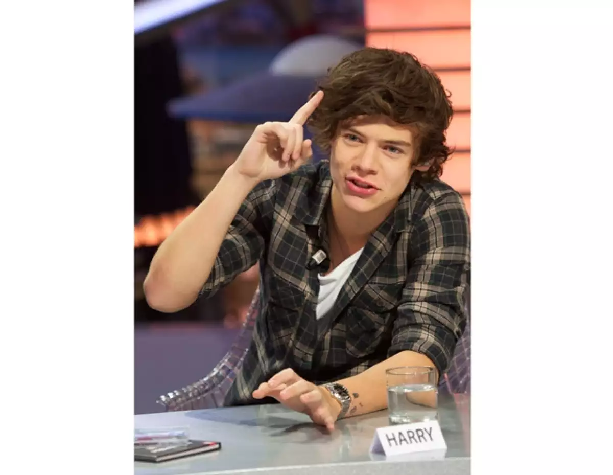 El cantante comentó que hay ciertos rumores que le dan risa, por ejemplo su posible bisexualidad.