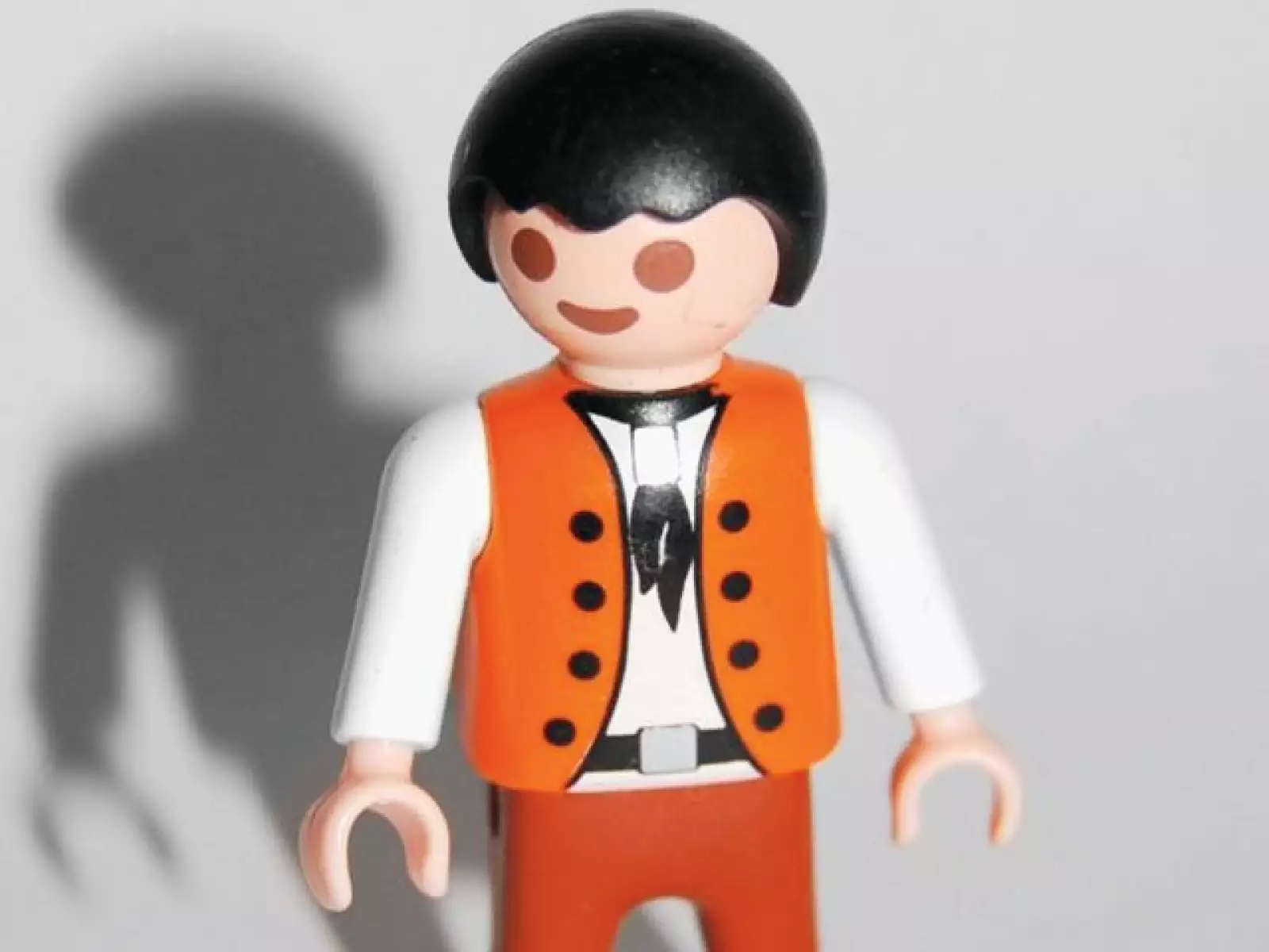 Los Playmobil se caracterizan por ser simples pero al mismo tiempo con muchos accesorios. En 1974 se presenta por primera vez Playmobil en el salón de Núremberg.