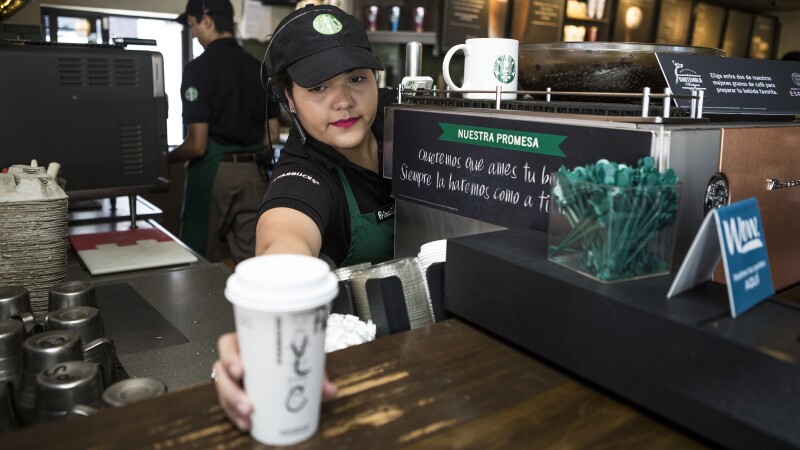 Starbucks planea captar aproximadamente 1,000 mdd con la venta de cerveza, vino. (Foto: Getty Images )