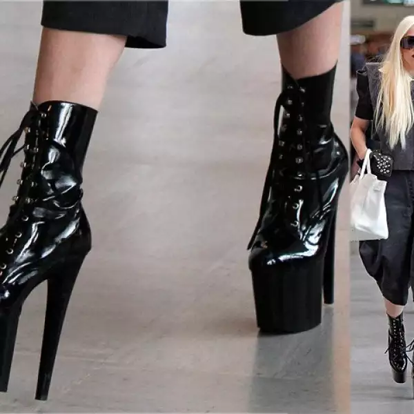Lady Gaga es famosa por su extravagante vestuario y por altura de sus zapatos.