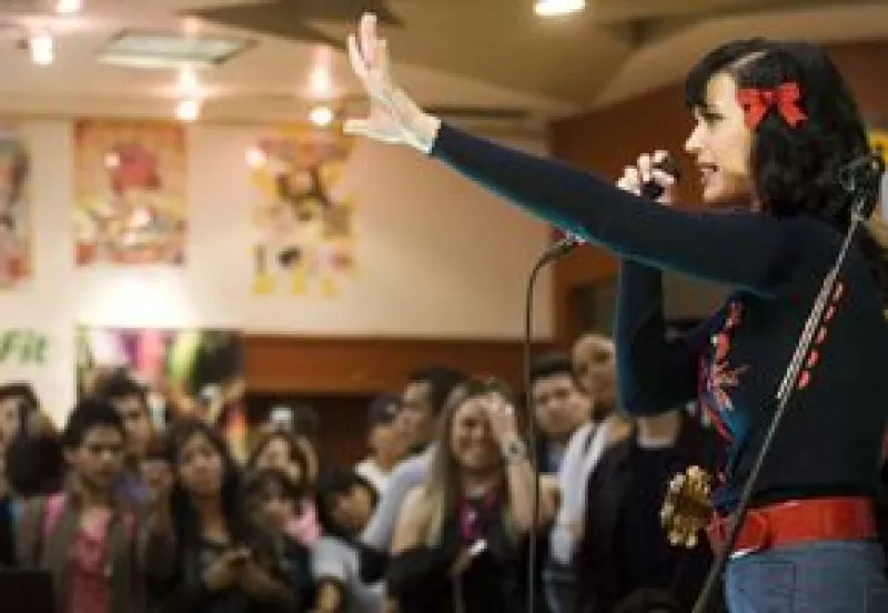 Apenas interpretó un par de canciones, pero fue suficiente para que 150 de sus fans quedaran complacidos .