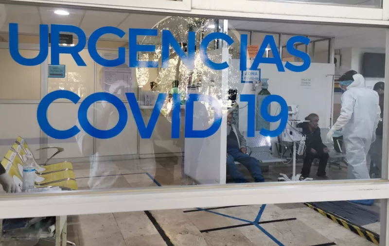 Dos pacientes conectados a tanques de oxígeno son atendidos en el área de urgencias Covid-19 del Hospital de los Venados IMSS.