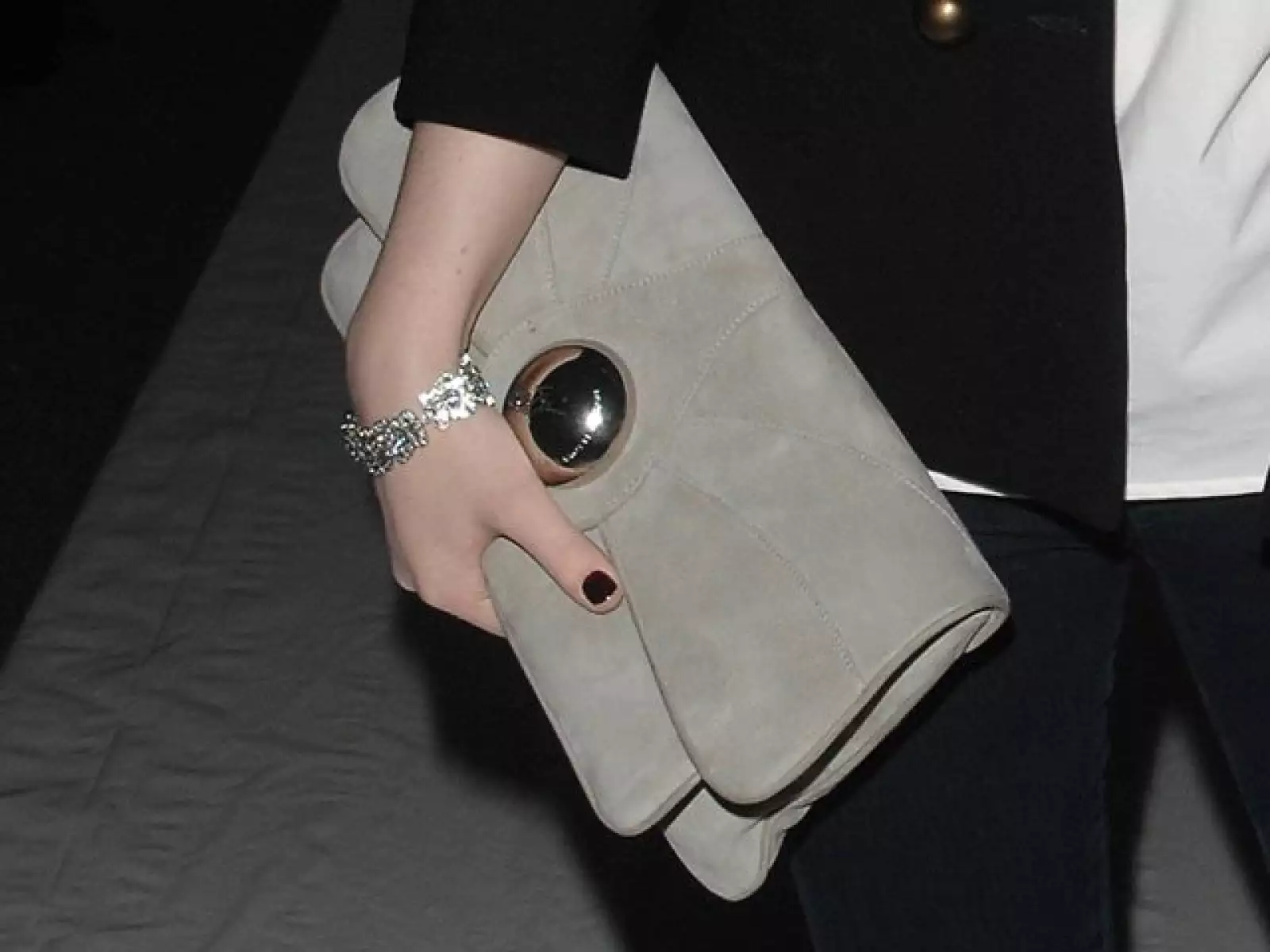 CLUTCH. De preferencia debe ser rectangular y con algún adorno. Hay muchas marcas para elegir.