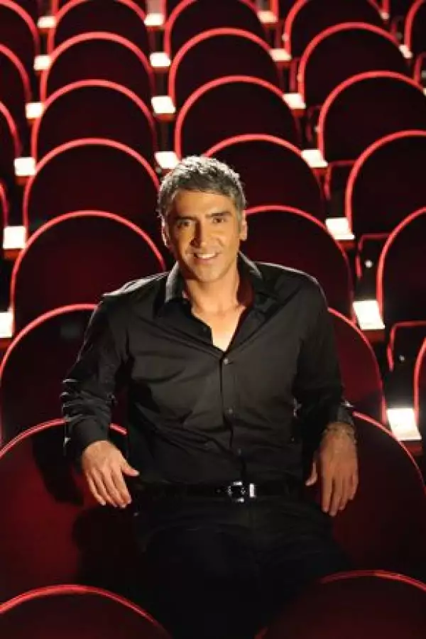 El cantante y su novia aparecen en el video.