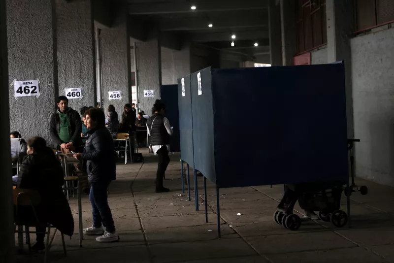 Los ciudadanos asisten a votar en un centro de votación durante las elecciones para una nueva asamblea para redactar la constitución, en el Estadio Nacional, en Santiago, Chile, el 7 de mayo de 2023.