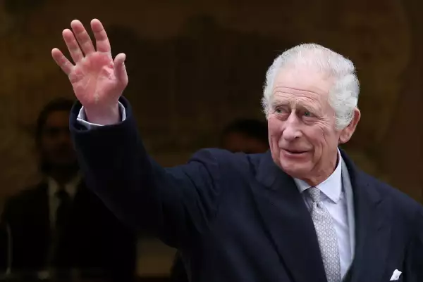 El rey Carlos de Gran Bretaña saluda cuando deja la Clínica de Londres después de recibir tratamiento para un agrandamiento de la próstata en Londres, Gran Bretaña, el 29 de enero de 2024.