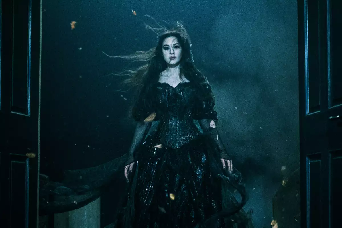 Foto de Monica Bellucci como Delores, con vestido negro, en la película Beetlejuice Beetlejuice.