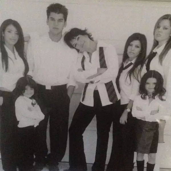 Kris Jenner compartió esta foto con todos sus hijos.
