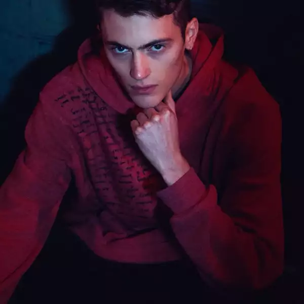 Todo un sexy maestro que enseña inglés a niños de secundaria.