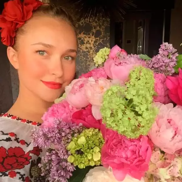 Hayden Panettiere se convirtió en mamá hace unos meses, y ahora, de la manera más bella, presume las flores que le regaló su prometido.