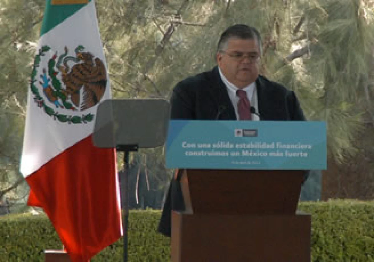 Agustín Carstens, gobernador del Banxico, pidió a los banqueros no perder la oportunidad de contribuir al desarrollo de México. (Foto: Notimex)