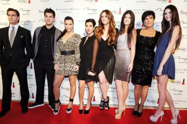 La madre de Rob, Kris Jenner, y sus hermanas Khloé y Kourtney le han suplicado que elimine la publicación que compartió este fin de semana ridiculizando a Kim, pero él se niega.