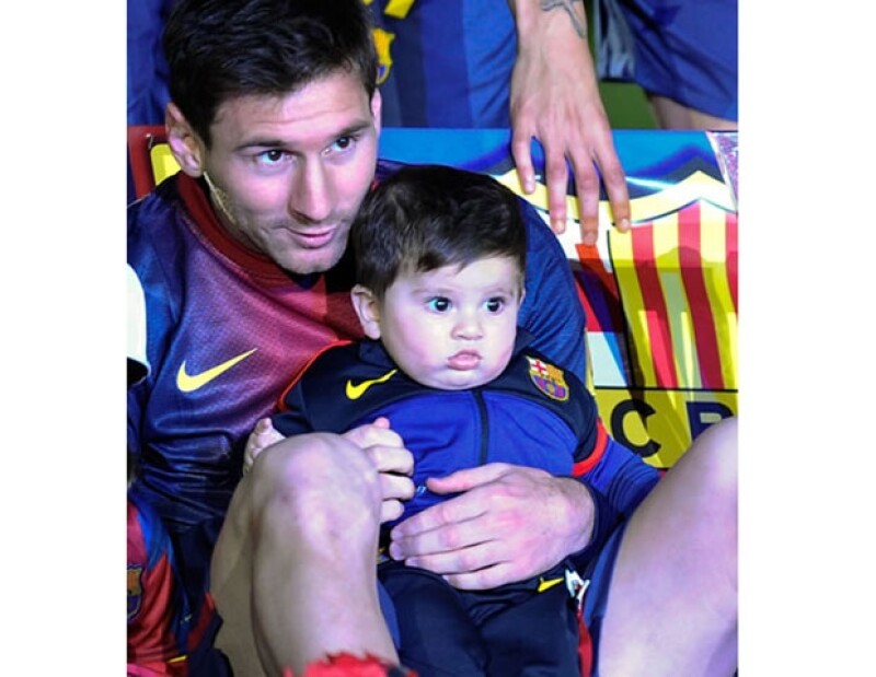 Retrato de familia: El astro y su pequeño Thiago, aficionados al futbol.