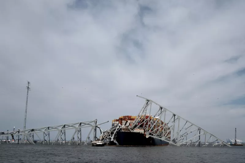 Los restos del derrumbe del puente Francis Scott Key descansan en el buque de carga Dali mientras los esfuerzos comienzan a limpiar los escombros y reabrir el puerto de Baltimore el 30 de marzo de 2024, en Baltimore, Maryland.