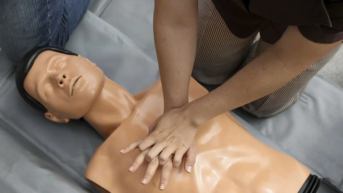 Un maniquí sirve para enseñar primeros auxilios