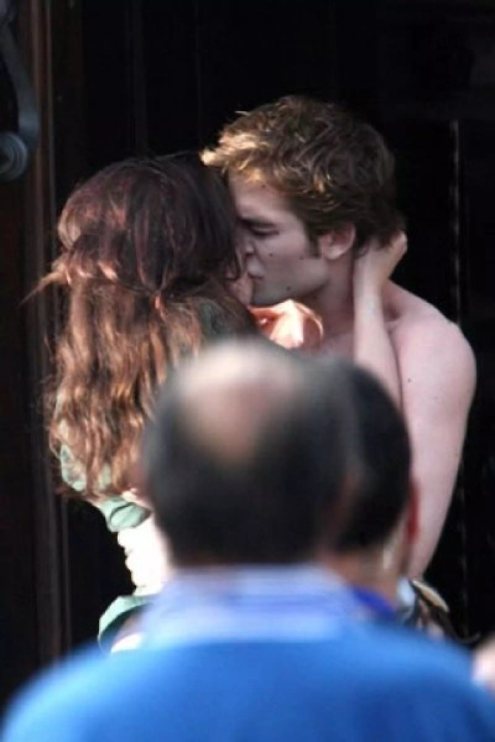 Kristen Stewart, de 19 años, da vida a Bella Swan, una chica ordinaria, quien se enamora de un vampiro, Edward Cullen, interpretado por Rob.