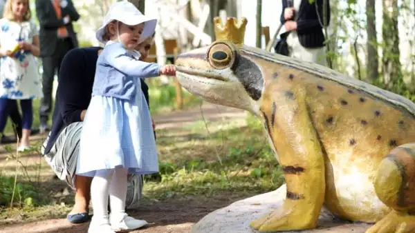 En la provincia de Östergotland de donde es duquesa, la futura reina de Suecia inauguró un camino de cuento de hadas en el castillo de Linköping en compañía de sus padres, Victoria y Daniel.