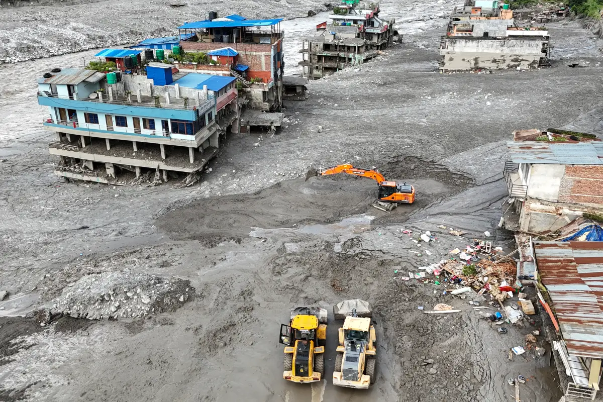 Excavadoras retiran lodo tras las inundaciones en Nepal