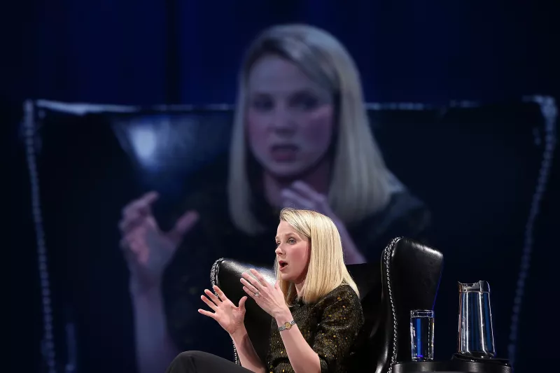 La CEO de Yahoo se encuentra en problemas por no poder hacer rentable el negocio. 