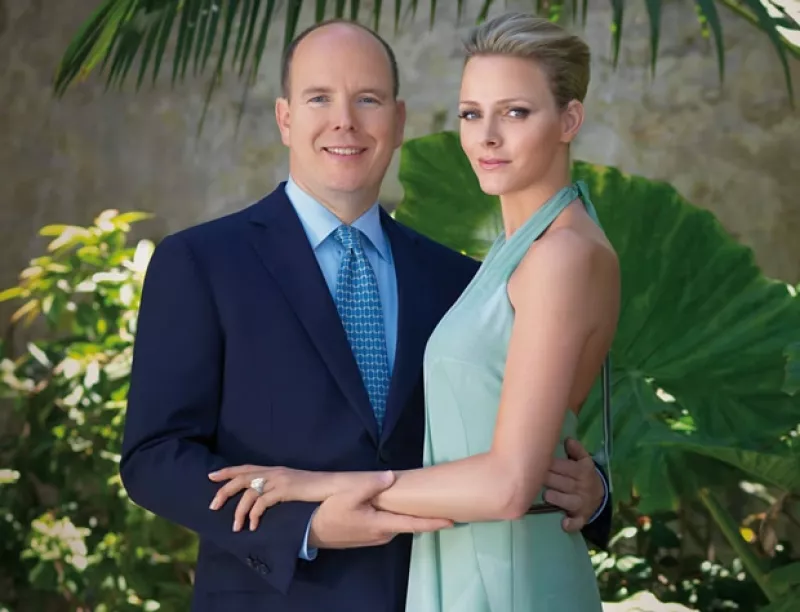 El Príncipe, 52 años, se comprometió con Charlene Wittstock, 32, según un comunicado que dio a conocer el Palacio Real de Mónaco.