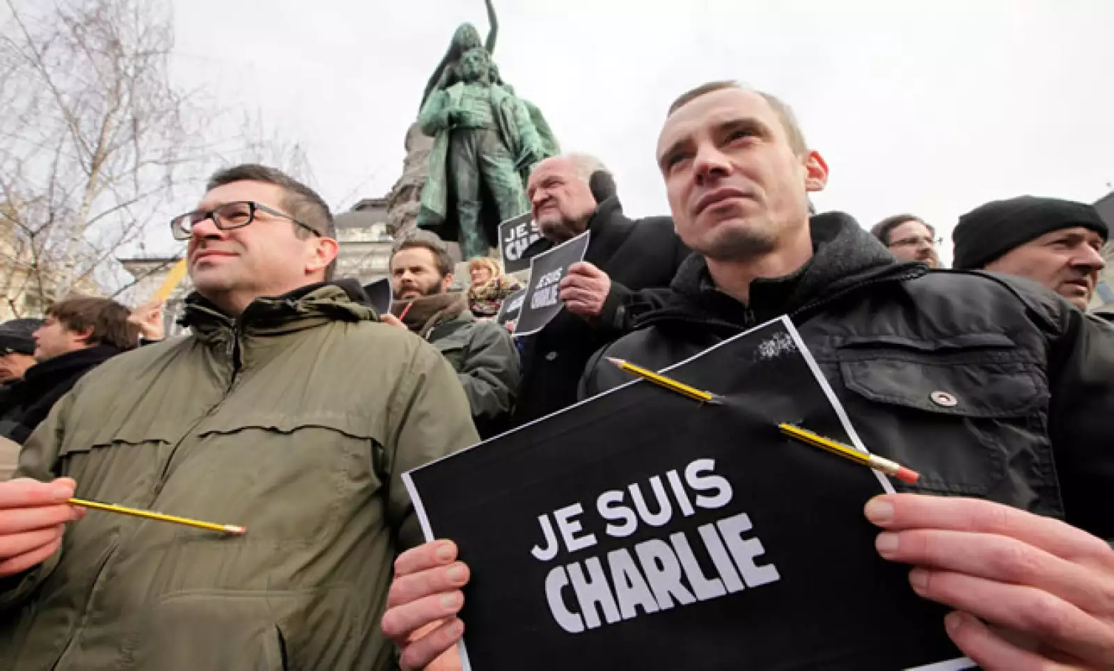 Periodistas marcharon con bolígrafos en las manos.