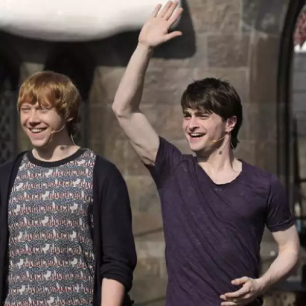 Daniel Radcliffe y Rupert Grint de la película “Harry Potter” le dieron la bienvenida a los centenares de visitantes del parque.