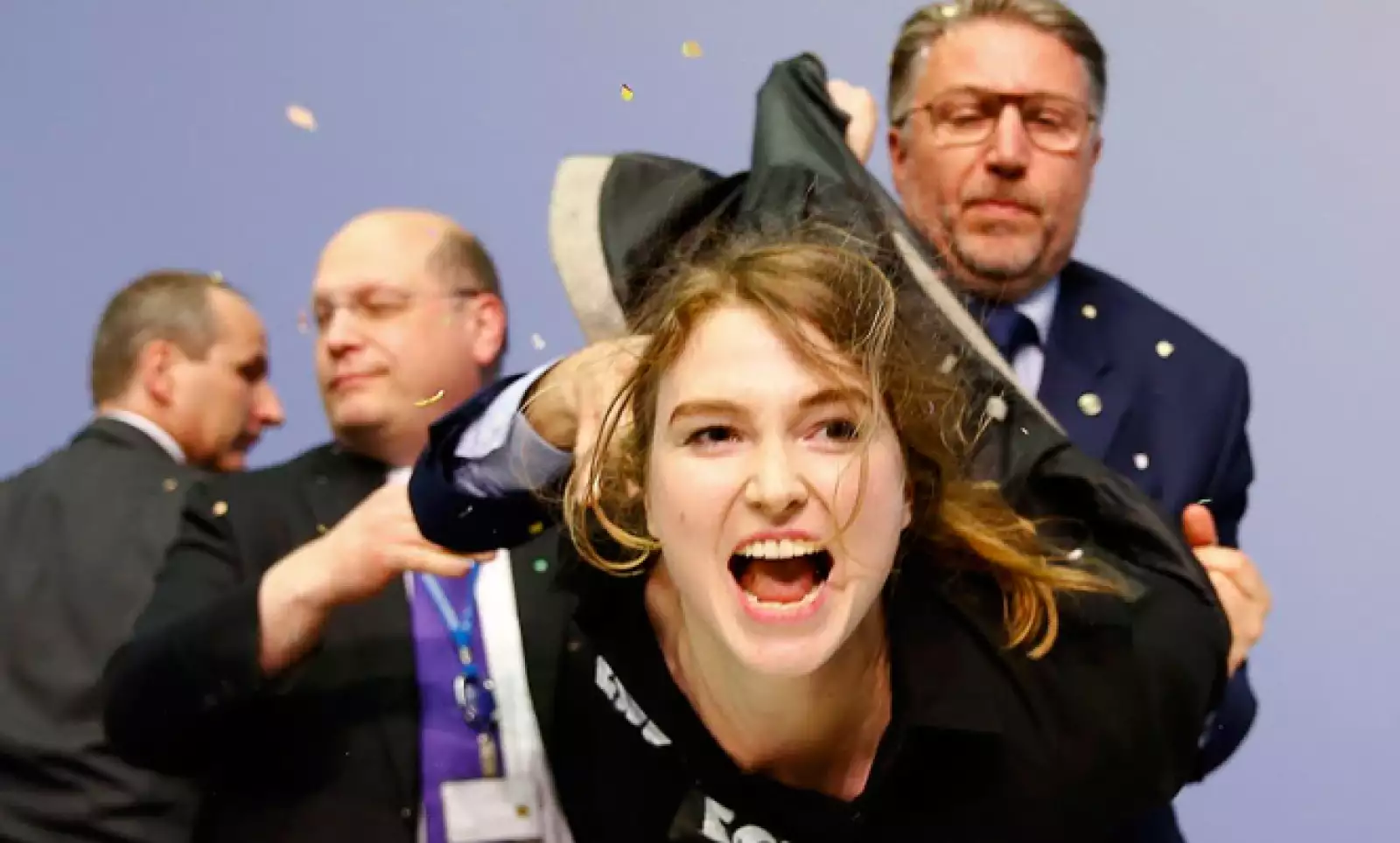 La manifestación ocurrió mientras Draghi leía el comunicado de política monetaria de la entidad.