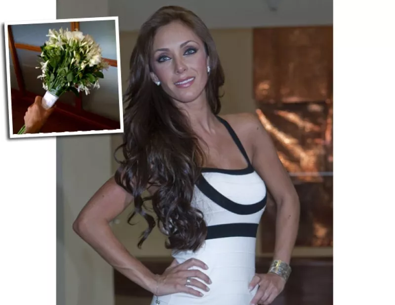 La cantante fue la afortunada en llevarse el ramo de flores blancas que lanzó Marichelo en su boda con Jorge D´Alessio.