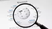 Wikipedia lucha contra la desinformación, la IA y por sobrevivir