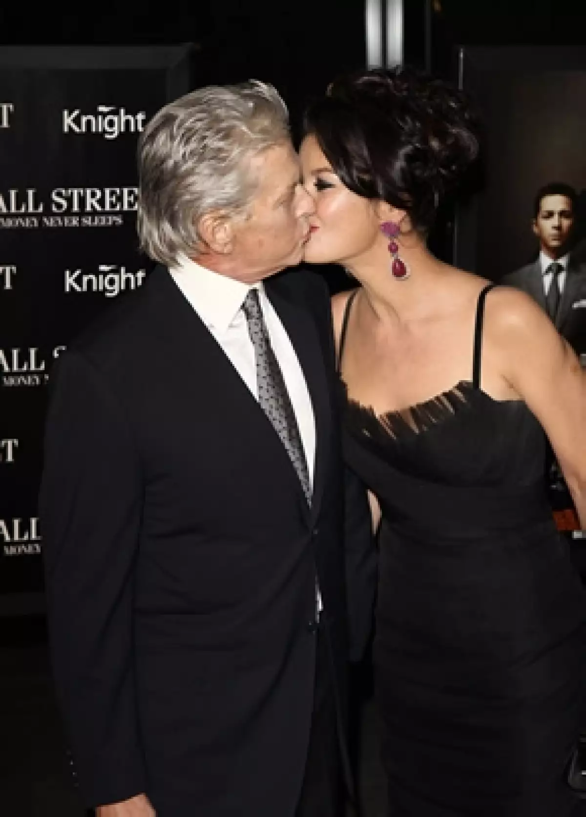 Los esposos estuvieron muy cariñosos durante su paso por la alfombra roja.