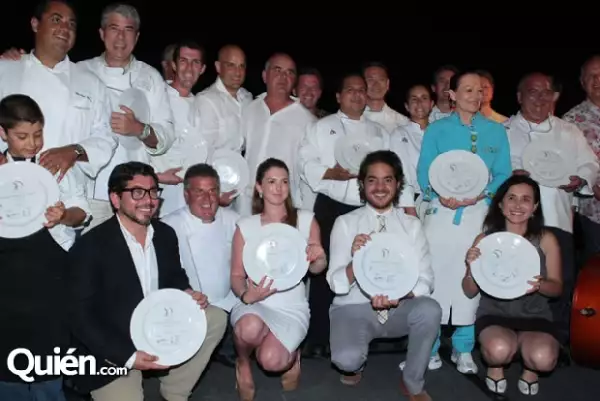 Manuel Rivera, director general de Grupo Expansión, y Carl Emberson, gerente de St Regis Punta Mita, con los chefs y sommeliers invitados a la segunda edición del evento.