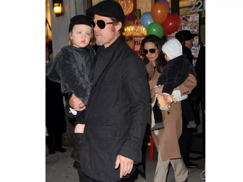 La pareja salió a realizar compras en Nueva York y sorprendieron al llevar a sus hijos de dos años Vivienne y Knox con ellos.