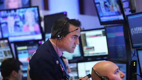 El Dow Jones sube 0.17% a 17,682 unidades.