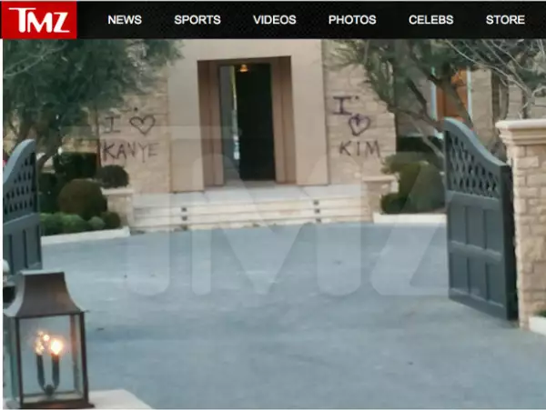 La pareja se divierte pintando su propia casa.