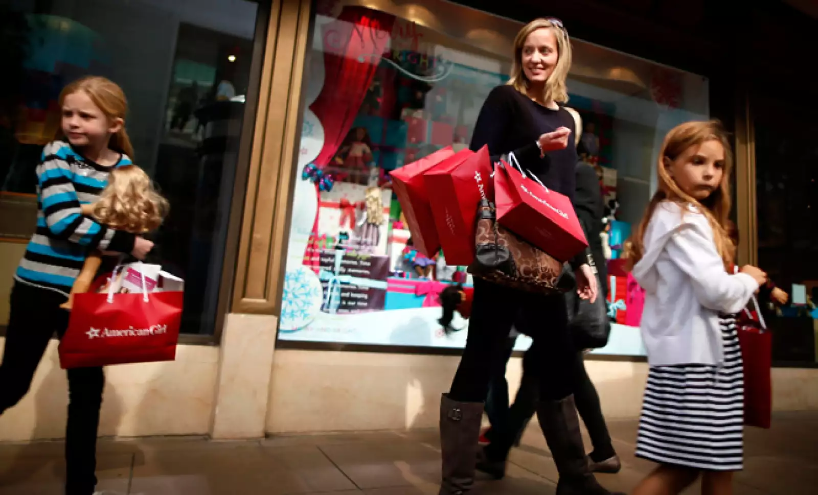 Algunos compradores no esperaron al fin del Día de Acción de Gracias en Estados Unidos y acudieron temprano este jueves a las tiendas en busca de los mejores descuentos.