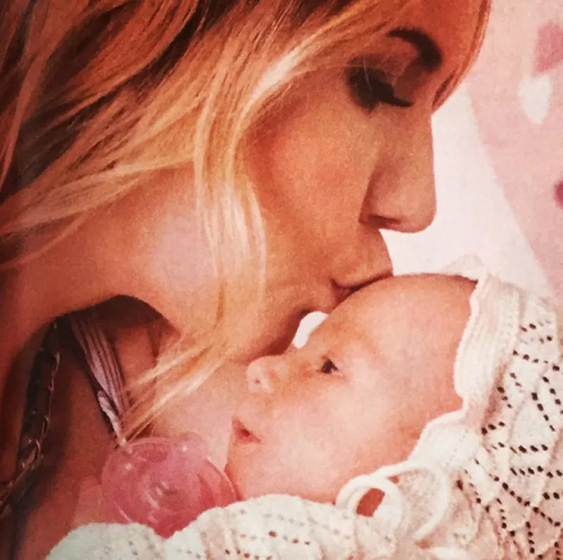 La actriz, quien le dio la bienvenida a su cuarta hija en abril con el torero Christian Aparicio, compartió por primera vez unas fotos de la pequeña.