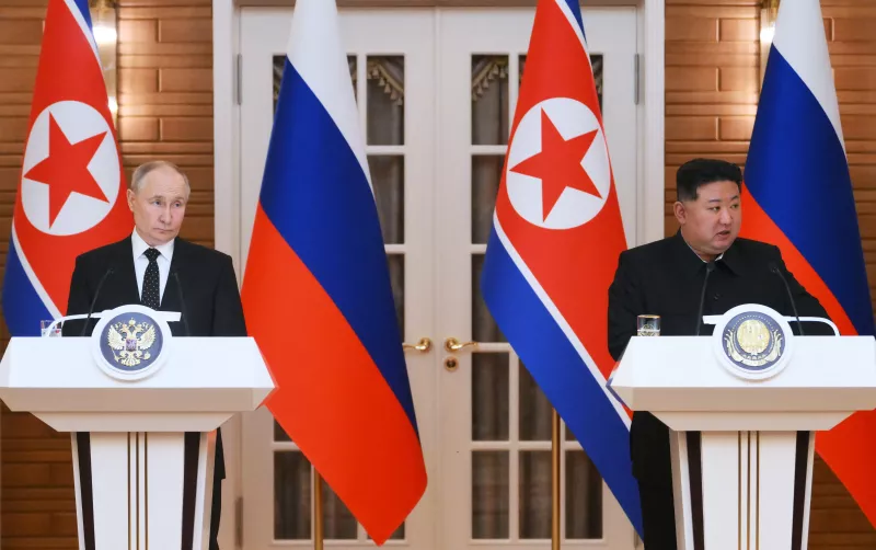En esta fotografía de grupo distribuida por la agencia estatal rusa Sputnik, el presidente ruso Vladimir Putin (izq.) y el líder de Corea del Norte, Kim Jong Un (der.), hablan con los medios después de sus conversaciones bilaterales en la residencia estatal Kumsusan en Pyongyang el 19 de junio de 2024.