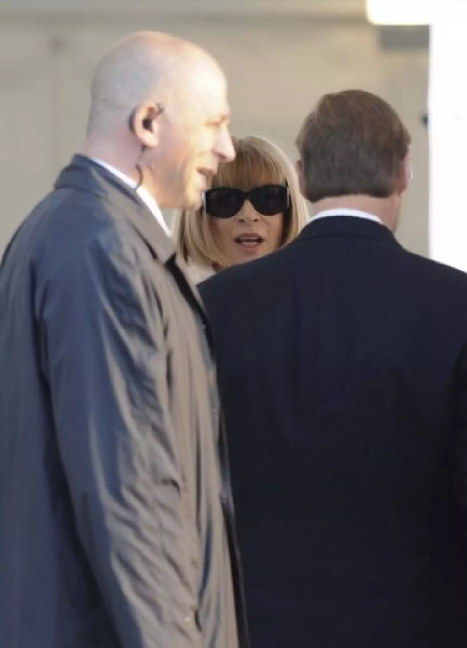 Anna Wintour, editora de la revista Vogue América, pasa por revisión de seguridad a su llegada a Punta della Dogana, donde se celebró el coctel.