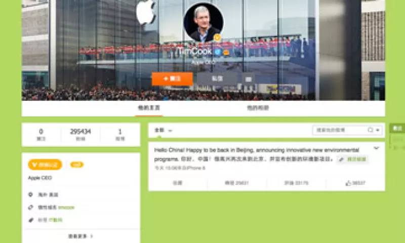 Tim Cook hizo su primer publicación en Weibo a través de su iPhone 6. (Foto: Tomada de Weibo )