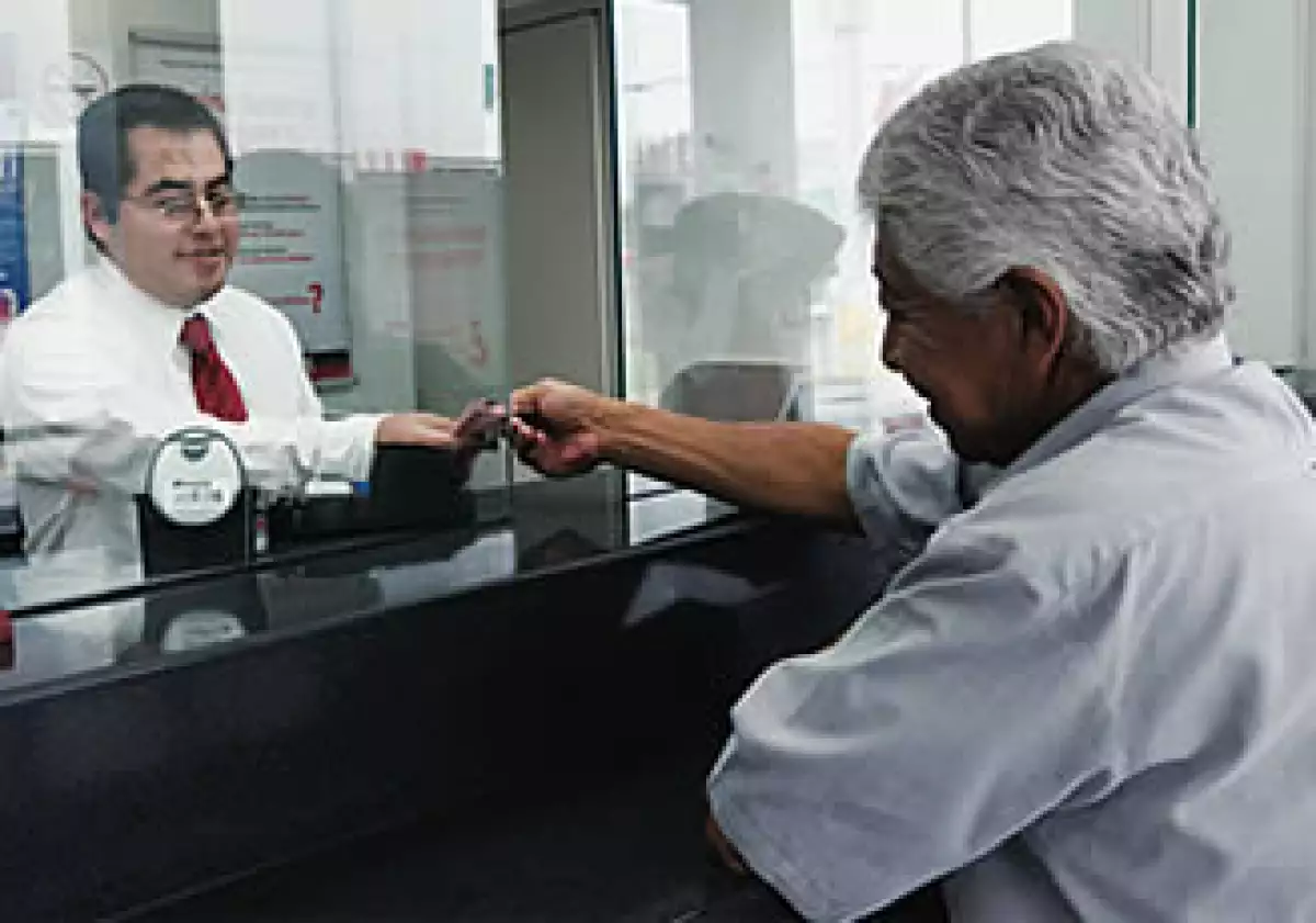 La banca dejará de cobrar 3,127 mdp con la eliminación de 9 comisiones. (Foto: Grace Navarro)