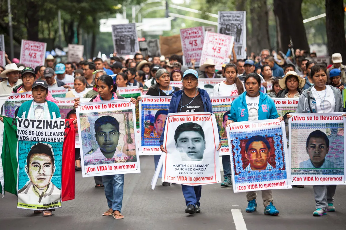 (Familiares de los 43 estudiantes desaparecidos de la Escuela Normal de Ayotzinapa, durante una protesta en la CDMX)